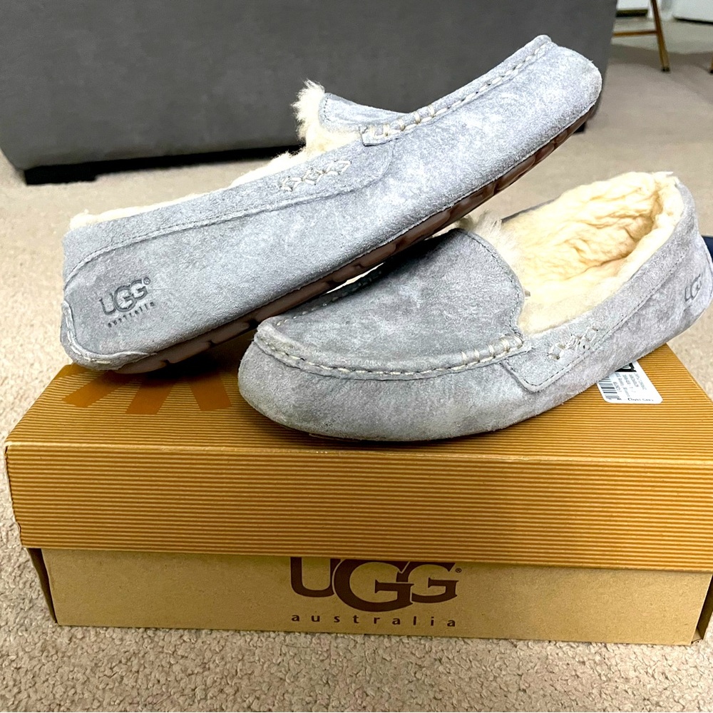women’s 8 UGG like new with box light grey